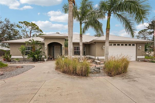Attached, Exterior, Facade, Ranch