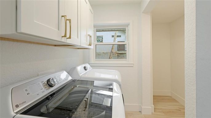 Interior, Washer, Wood Texture Flooring