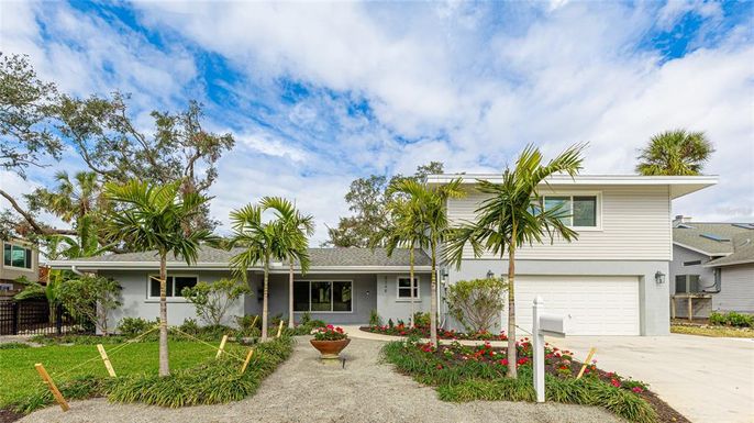 Attached, Exterior, Facade, Ranch