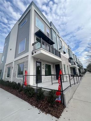 Exterior, Facade, Rowhouse