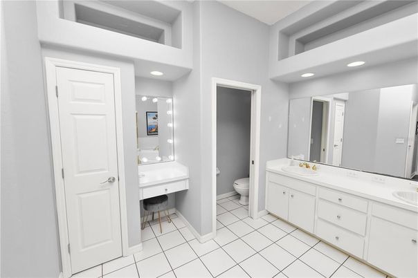 Bathroom, Dual Sink Vanities, Interior, Recessed Lighting