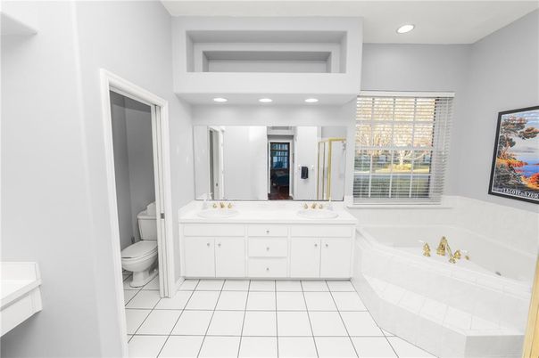 Bathroom, Dual Sink Vanities, Interior, Recessed Lighting