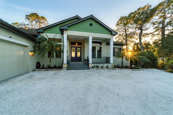 Attached, Exterior, Facade, American Craftsman
