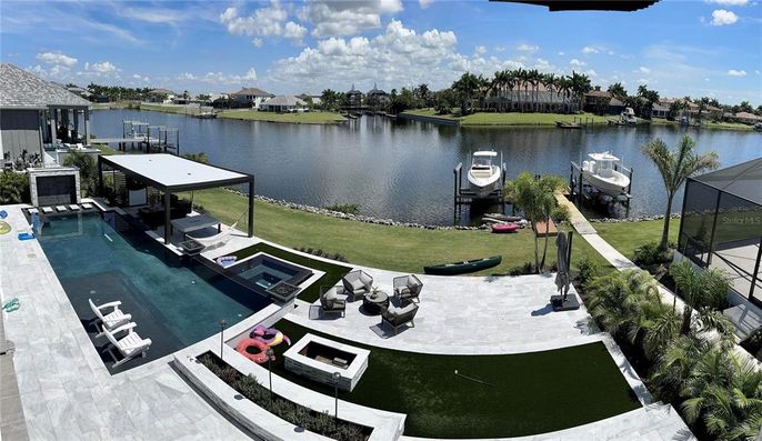 Exterior, Lake