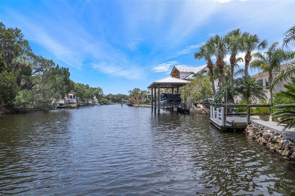 Exterior, Lake