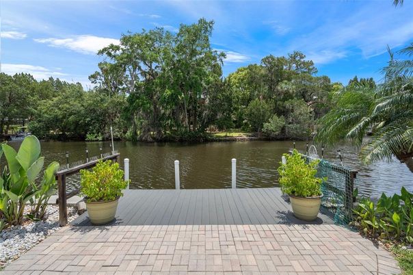 Exterior, Lake