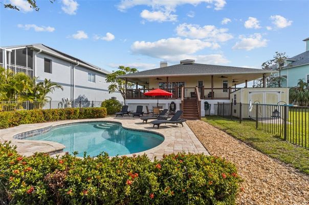 Exterior, Pool