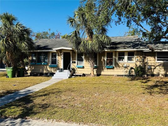 Backyard, Exterior, Facade, Ranch
