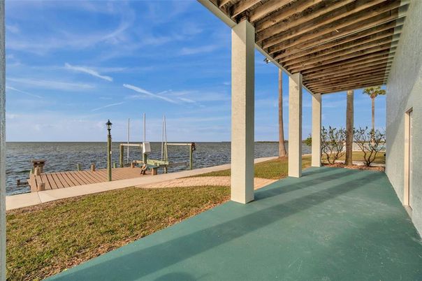 Exterior, Lake