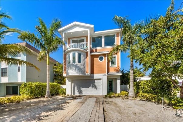 Attached, Exterior, Facade, Mediterranean