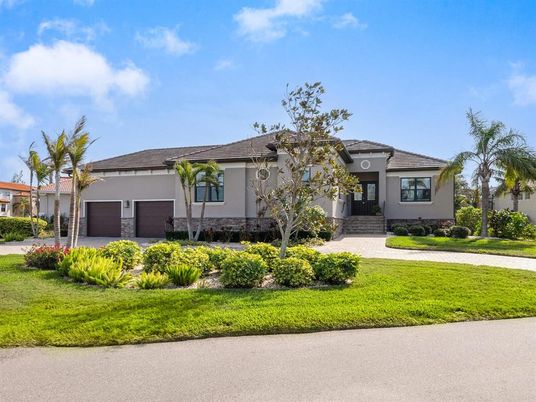 Attached, Exterior, Facade, Ranch