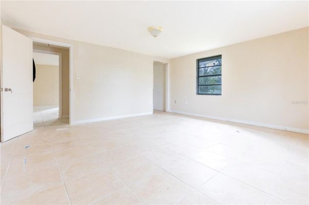 Empty room, Interior