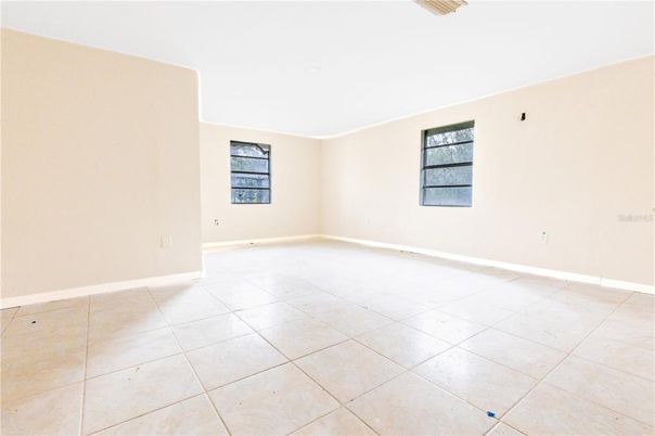 Empty room, Interior