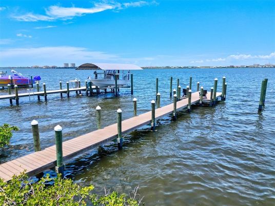 Exterior, Lake
