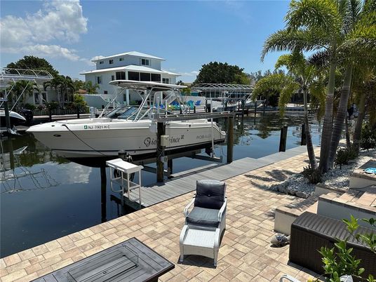 Exterior, Lake