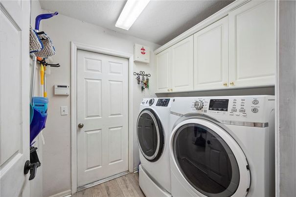 Interior, Washer, Wood Texture Flooring