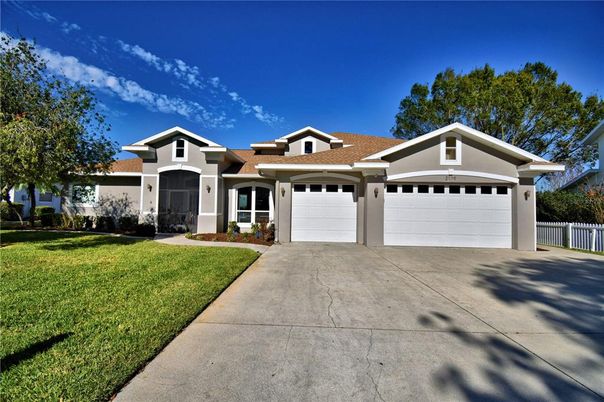 Attached, Exterior, Facade, American Craftsman