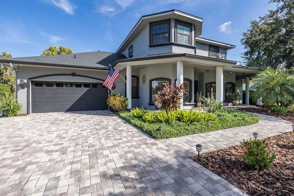 Attached, Exterior, Facade, American Craftsman