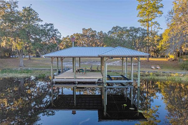 Exterior, Lake