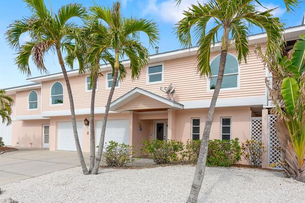 Attached, Exterior, Facade, Ranch