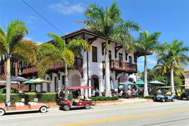 Exterior, Facade, Mediterranean