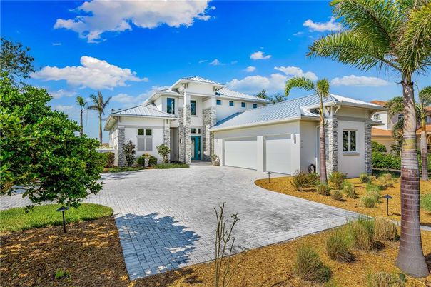 Attached, Exterior, Facade, Mediterranean
