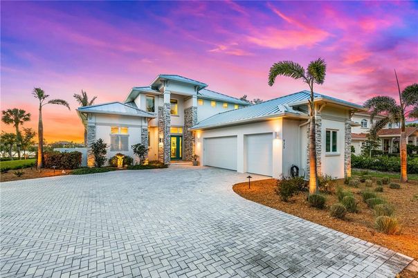 Attached, Exterior, Facade, Mediterranean