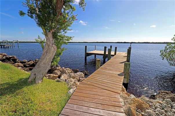 Exterior, Lake
