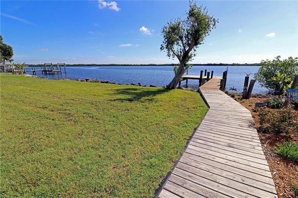 Exterior, Lake