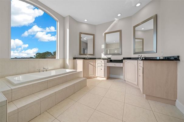 Bathroom, Dual Sink Vanities, Interior, Recessed Lighting