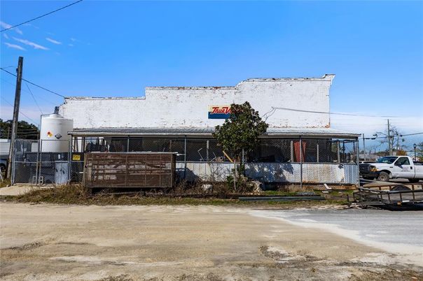 Exterior, Facade, None