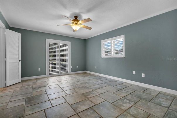 Empty room, Interior