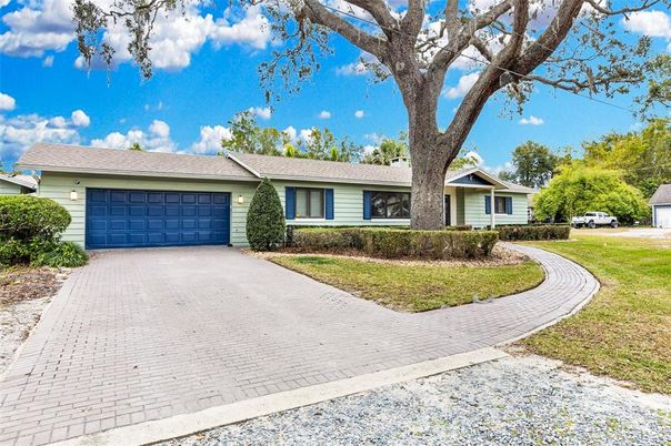 Attached, Exterior, Facade, Ranch
