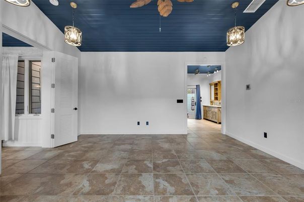 Empty room, Interior, Pendant Lights