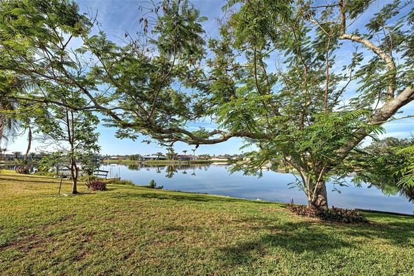 Exterior, Lake