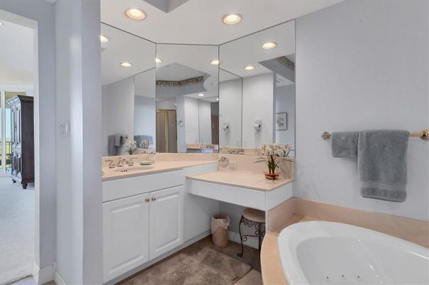 Bathroom, Dual Sink Vanities, Interior, Recessed Lighting