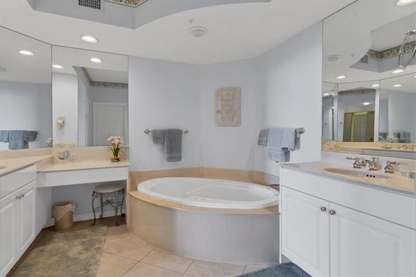 Bathroom, Dual Sink Vanities, Interior, Recessed Lighting
