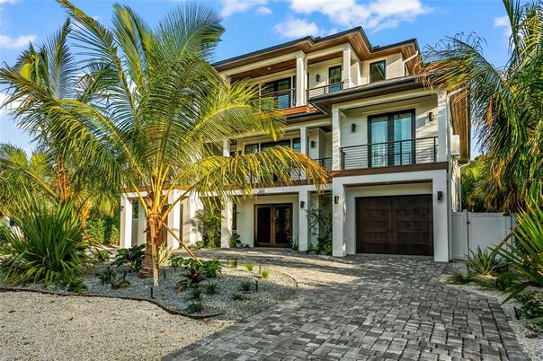 Attached, Exterior, Facade, Mediterranean