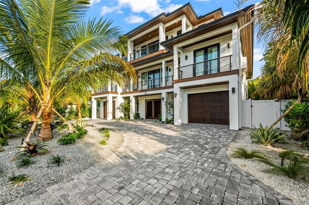 Attached, Exterior, Facade, Modern