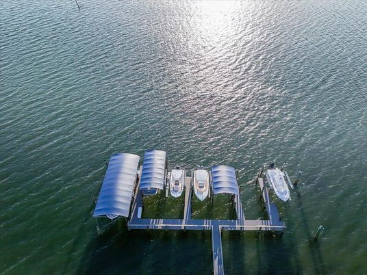Exterior, Lake
