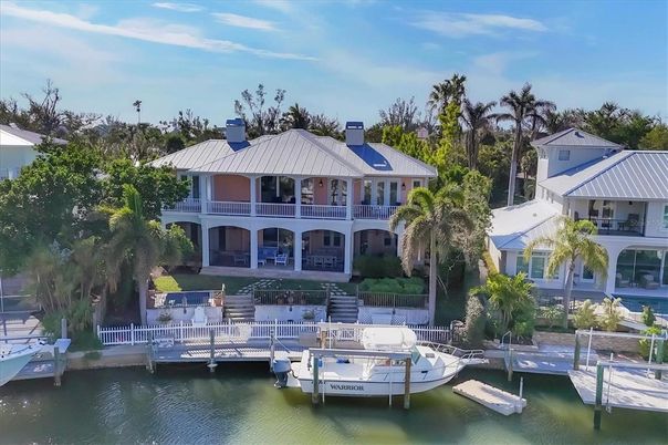 Exterior, Lake