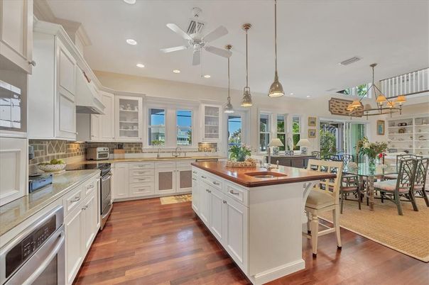 Chandelier, Dining room, Interior, Kitchen, Pendant Lights, Recessed Lighting, Wood Texture Flooring