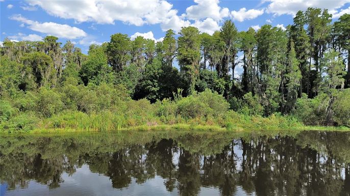 Exterior, Lake