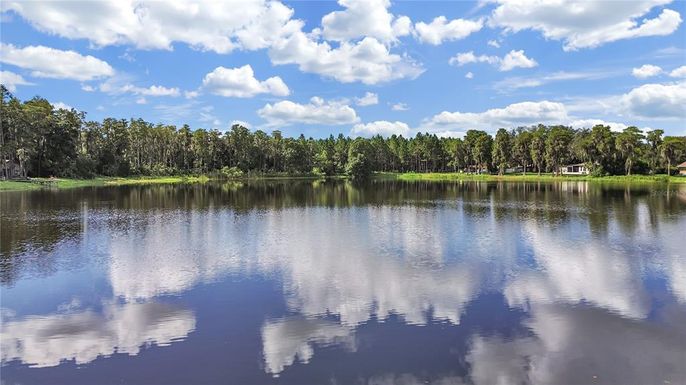 Exterior, Lake