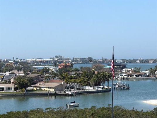 Exterior, Lake