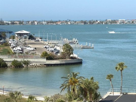 Exterior, Lake