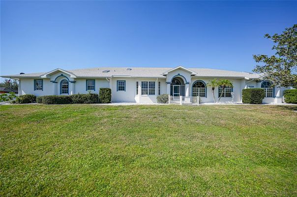 Backyard, Exterior, Facade, Ranch