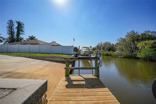 Exterior, Lake