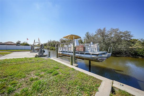 Exterior, Lake