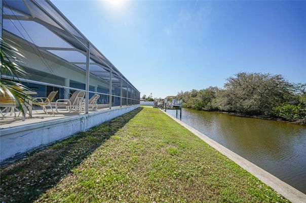 Exterior, Lake